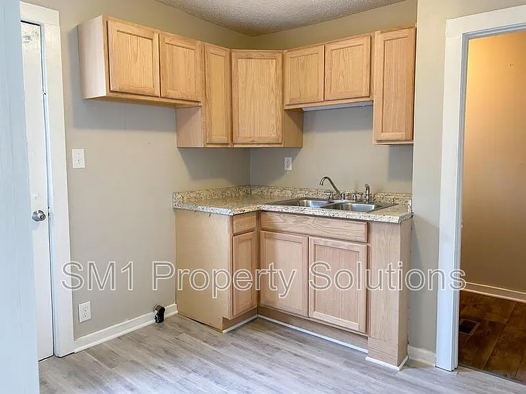 915 Willow Rd — Photo 3