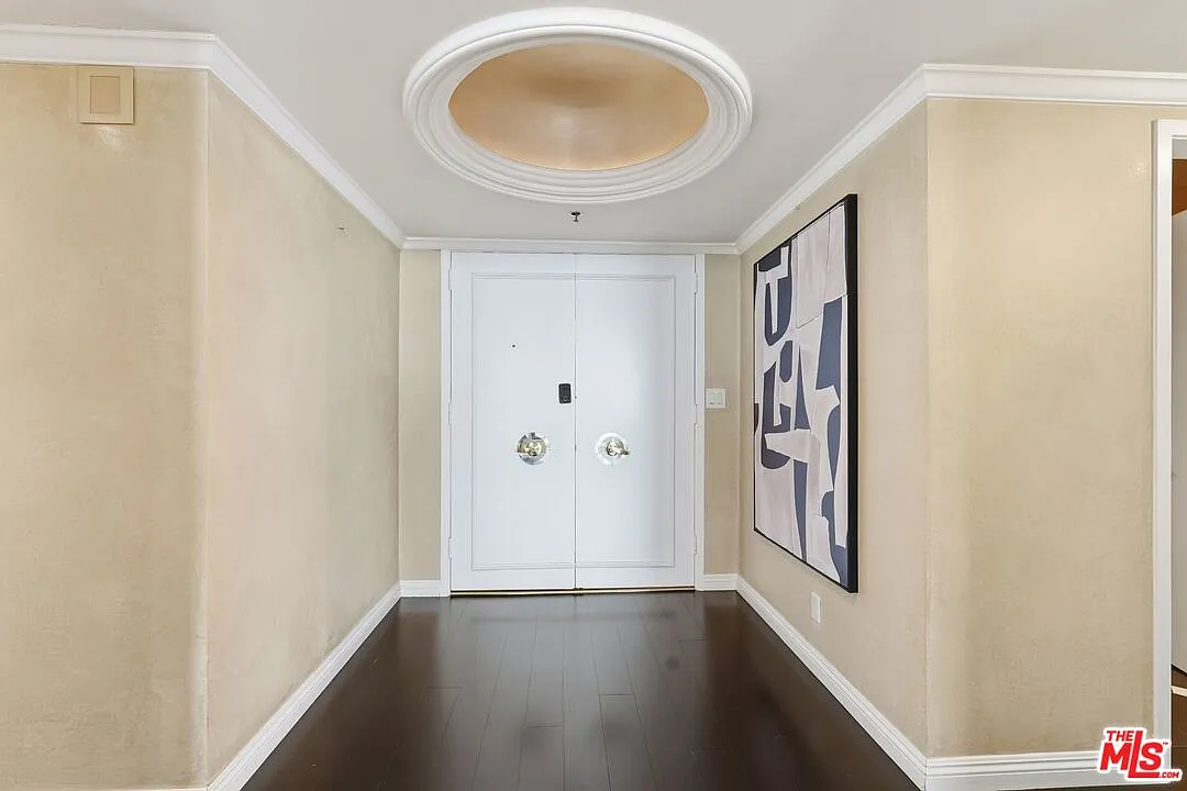 2 bed, 2.5 bath, 2011 sqft, $7,995 — Photo 2