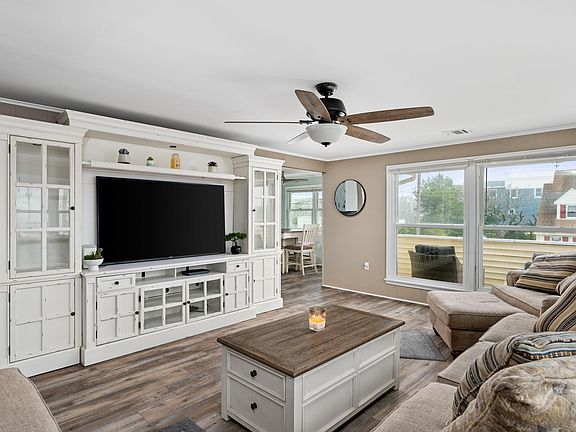 2nd image of 1409 Long Beach Blvd #2