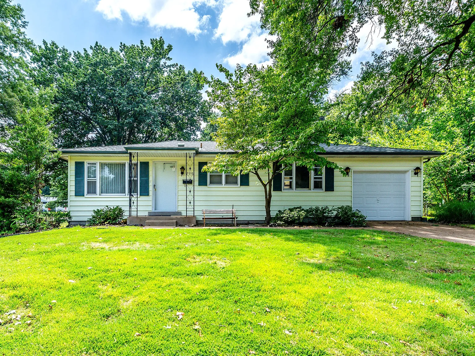 3 bed, 1.5 bath, 962 sqft, $1,450 — Photo 1