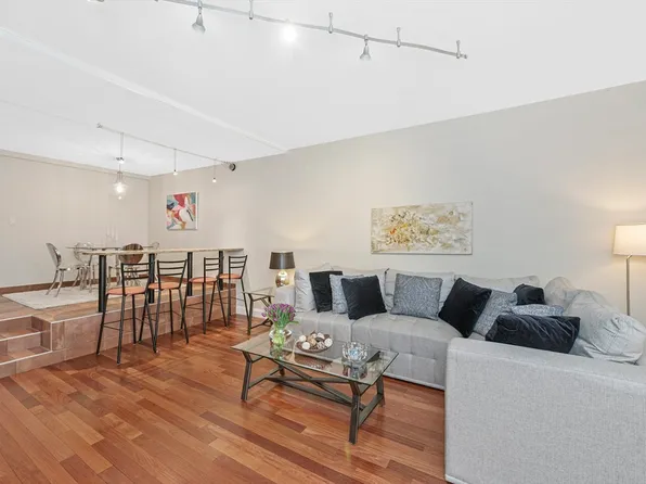57 Broadlawn Park APT 11, Chestnut Hill, MA 02467