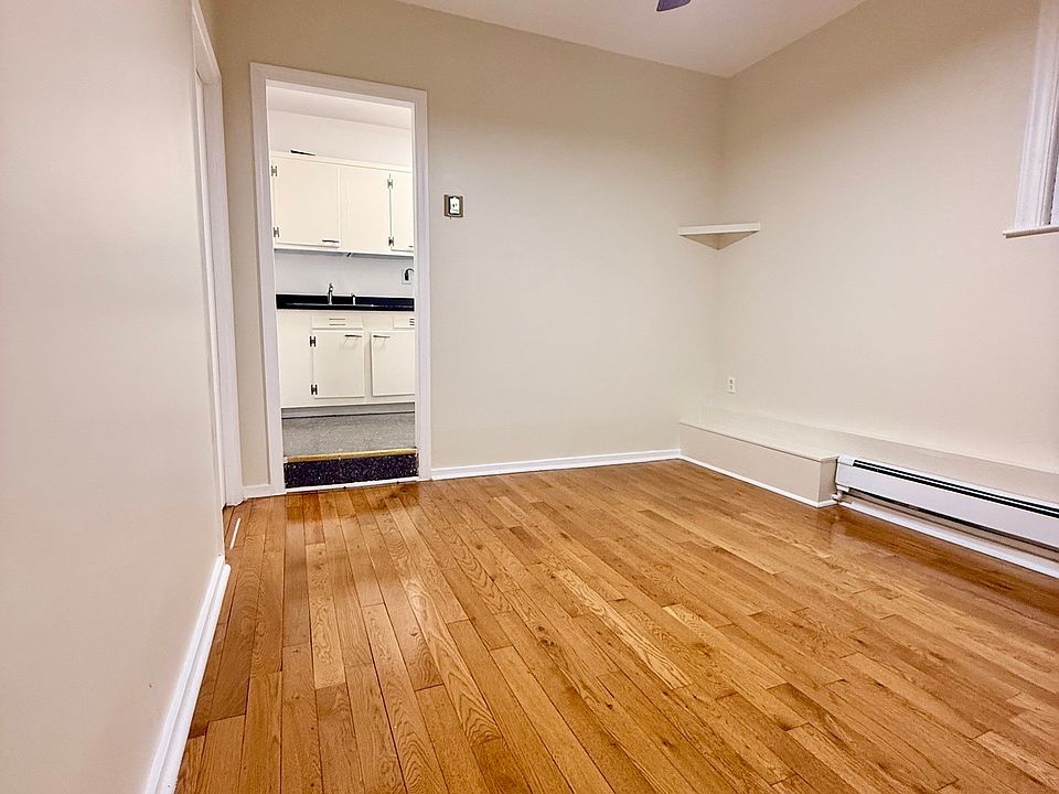1st image of 5 Villa Dr #2