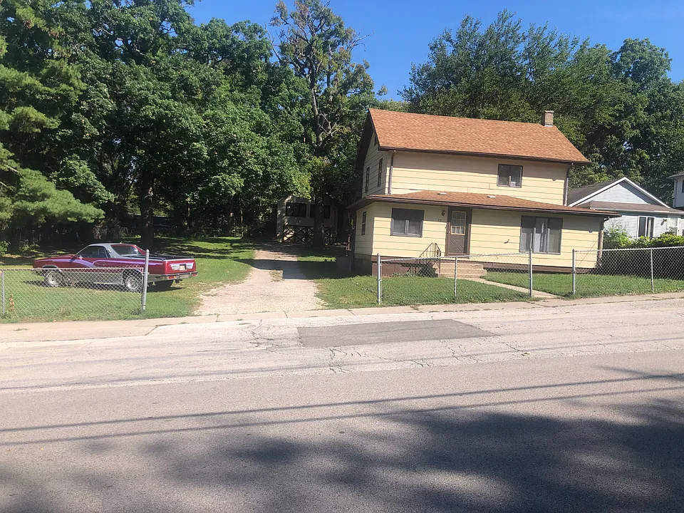 28 E Oak St #A