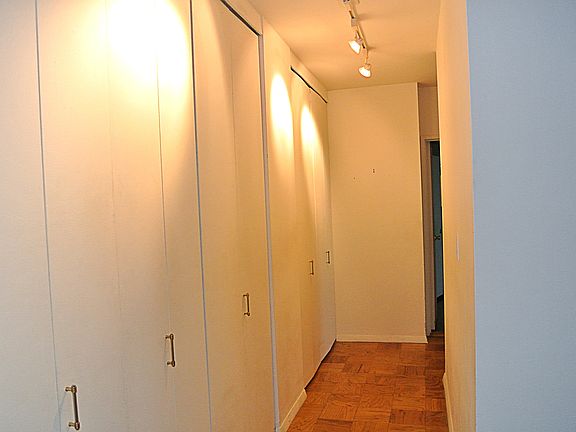 4th image of 26910 Grand Central Pkwy APT 19H