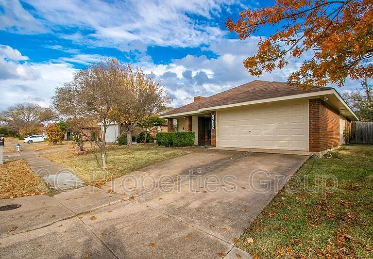 3712 Roussillon Dr — Photo 2