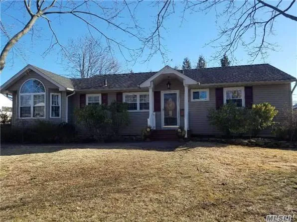 6 Langdon St, Islip, NY 11751