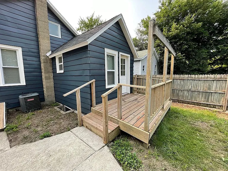 708 Coit Ave NE — Photo 18