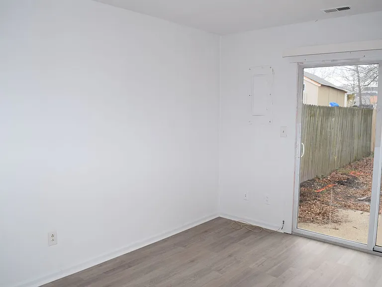 579 Peregrine St — Photo 24