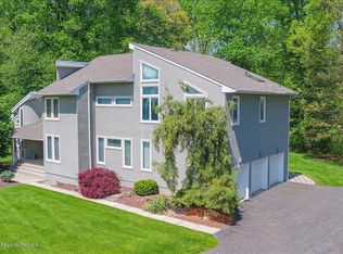 11 Glen Wood Ct, Manalapan, NJ