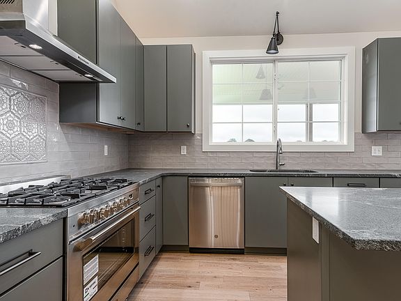 4th image of 1143 Greens Dr