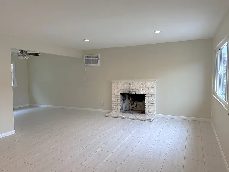 4224 1/2 N La Rica Ave — Photo 3