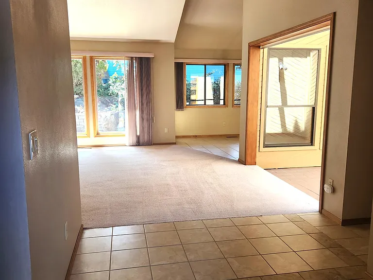 611 NE Tracker Ct — Photo 4