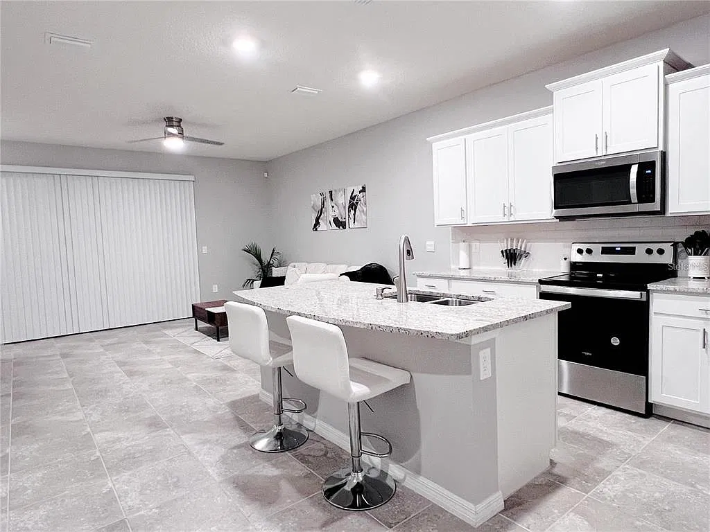 3 bed, 2.5 bath, 1673 sqft, $2,550 — Photo 3