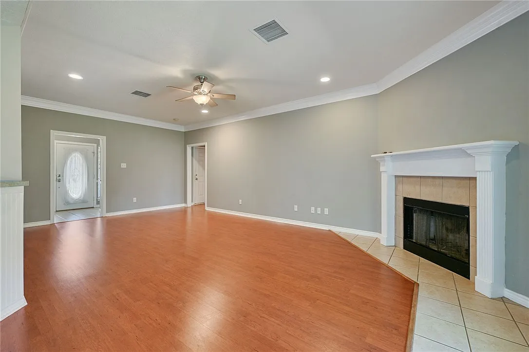 3 bed, 1812 sqft, $2,350 — Photo 3