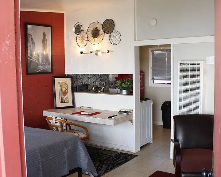 704 N Sanders St — Photo 2