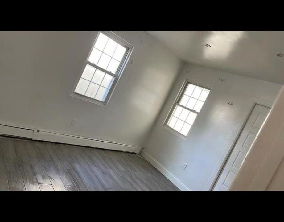1st image of 133 Farmers Blvd #1