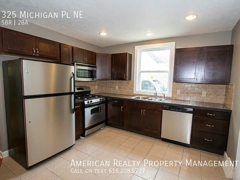 325 Michigan Pl NE — Photo 3