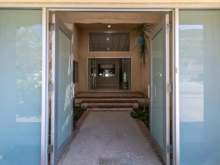1212 Arno Dr — Photo 3