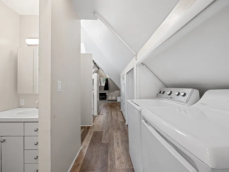 Thomas Logan Apartments — Photo 12