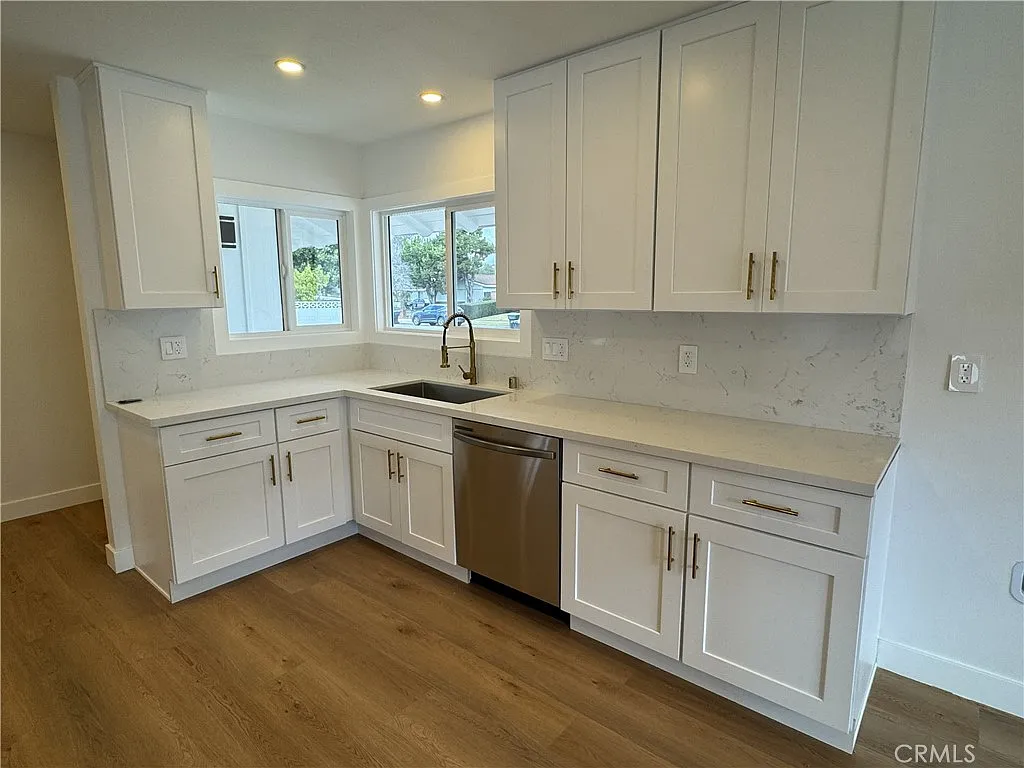 4 bed, 2.5 bath, 1627 sqft, $5,500 — Photo 4