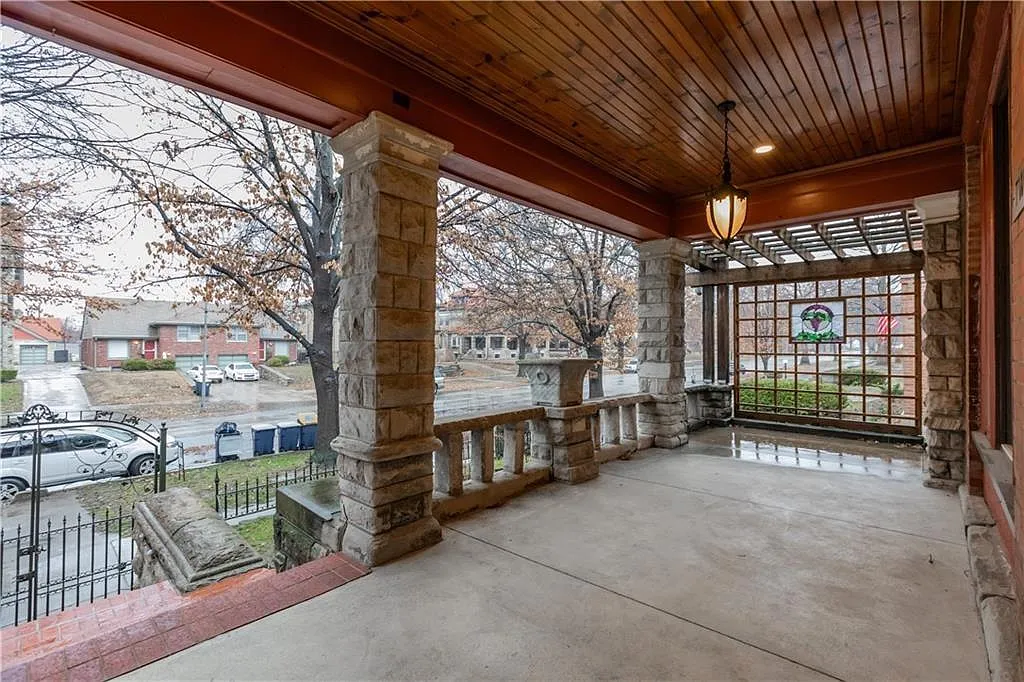 4 bed, 5575 sqft, $5,500 — Photo 2