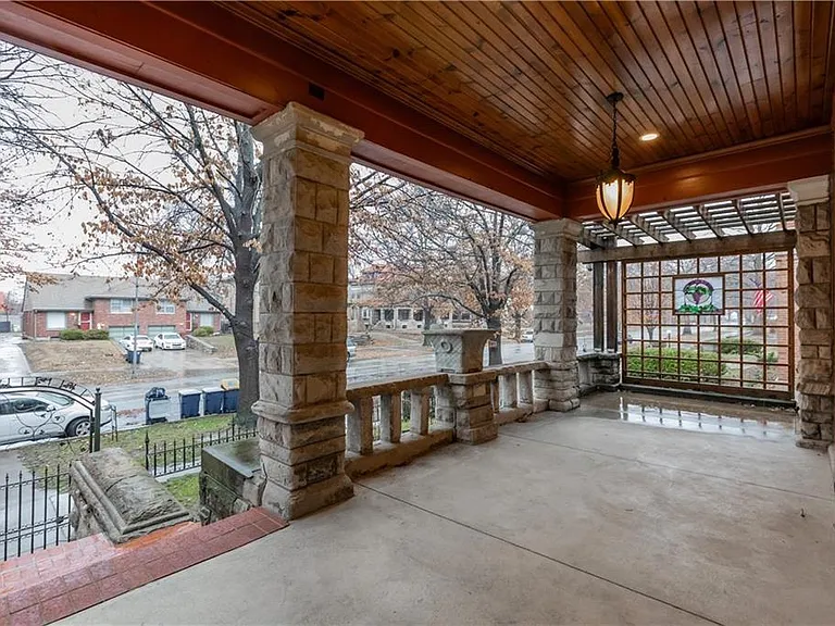 425 Gladstone Blvd — Photo 2