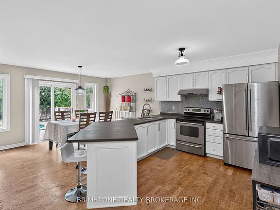 5th image of 24 Stoneybrook Cres