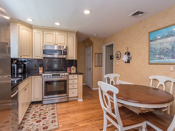 4th image of 68 Country Village Ln