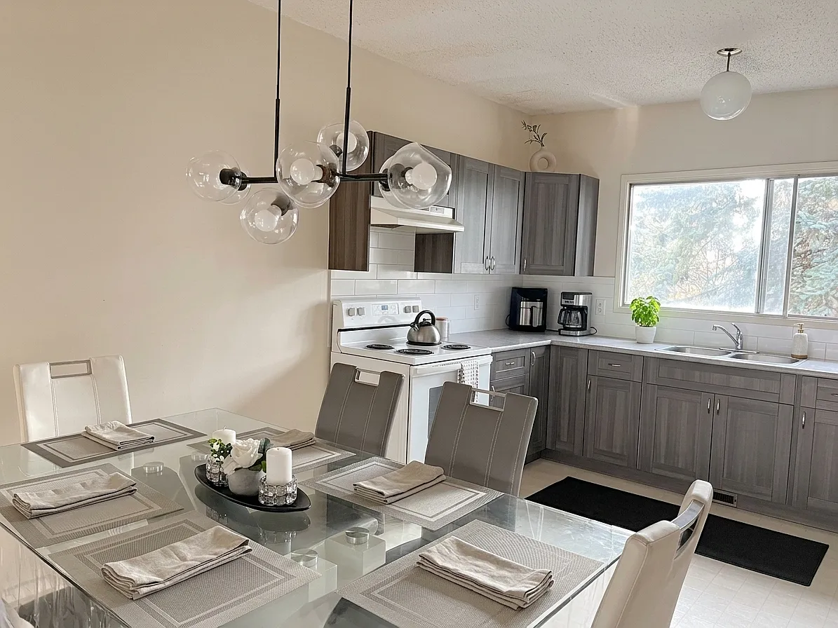 Spacious 3 Bedroom, 1.5 Bath Fourplex in Hunterview NW — Photo 2