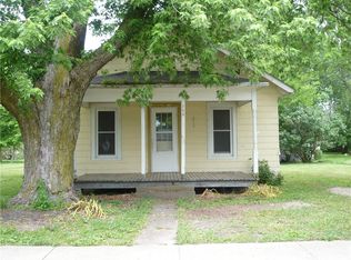 725 S Iowa St, Ashmore, IL 61912