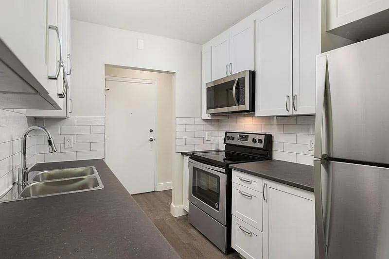 470 Wellington St. N. — Photo 3