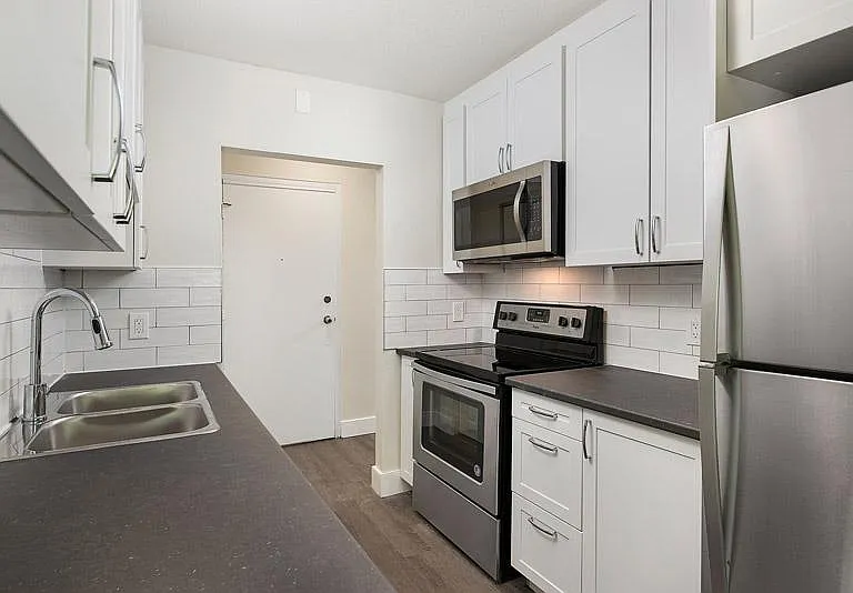 470 Wellington St N — Photo 3