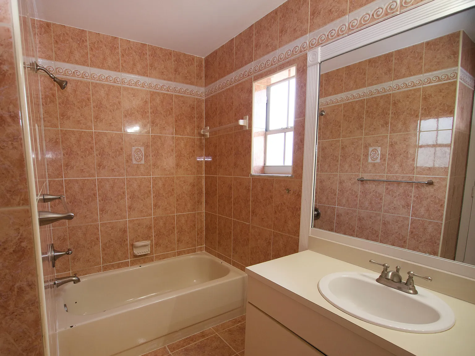 3 bed, 2.0 bath, 1494 sqft, $3,500 — Photo 4