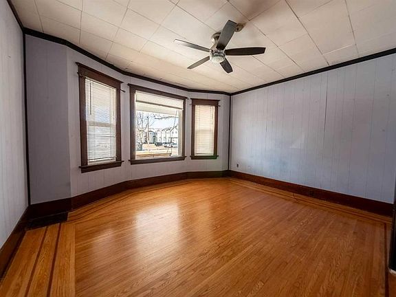 3rd image of 643 W 8th St S