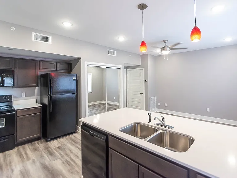 221 E Kirkwood Ave — Photo 16
