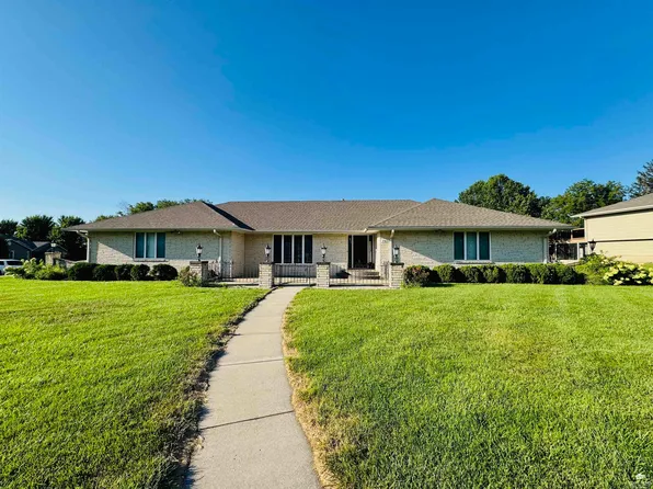 703 Parkway St, Clay Center, KS 67432