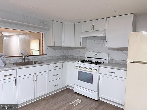 3rd image of 10 Ashwood Dr