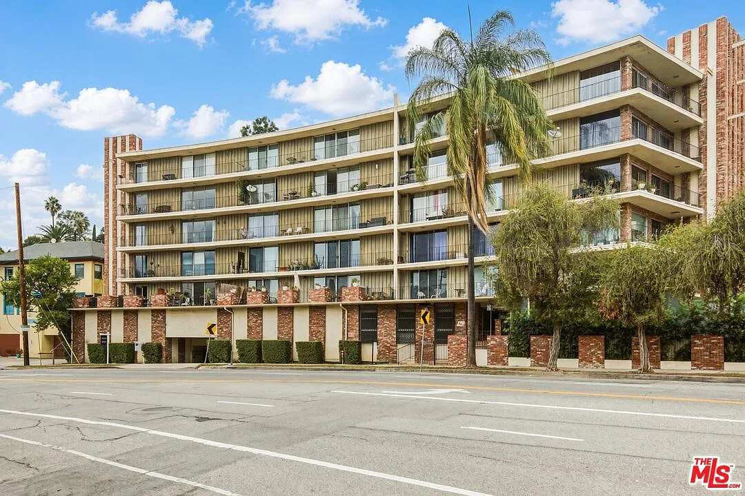 1 bed, 1.0 bath, 879 sqft, $2,300 — Photo 1