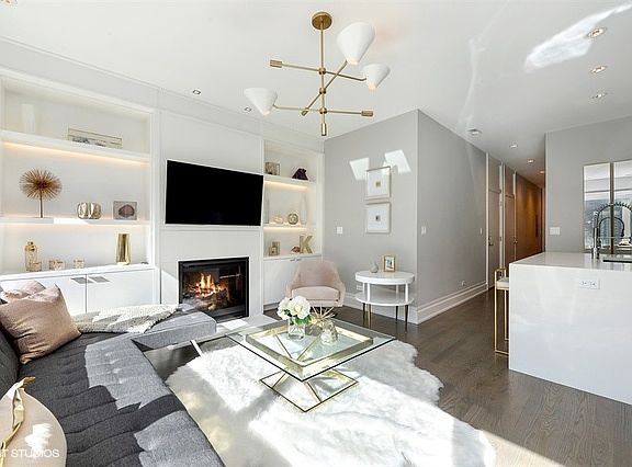 2nd image of 945 N Ashland Ave #201