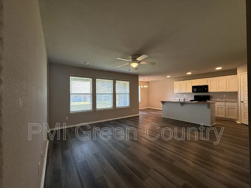 3 bed, 2.0 bath, 1326 sqft, $1,645 — Photo 3