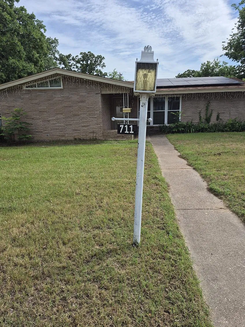 3 bed, 1630 sqft, $1,200 — Photo 1