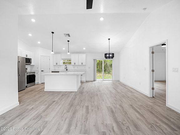 4th image of 2829 Warren St