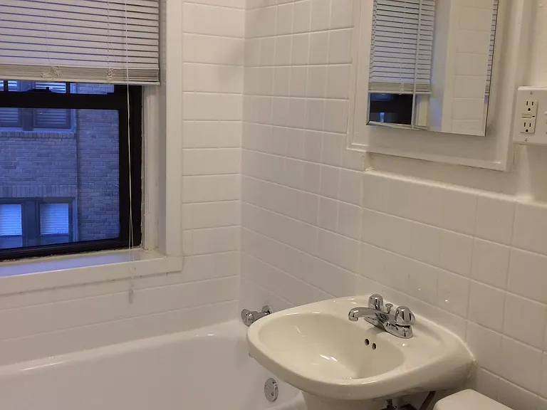 Longfellow Apartments — Photo 29