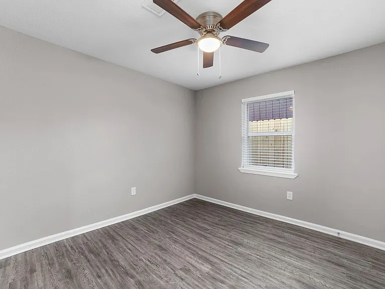 160 W Whitney St — Photo 15