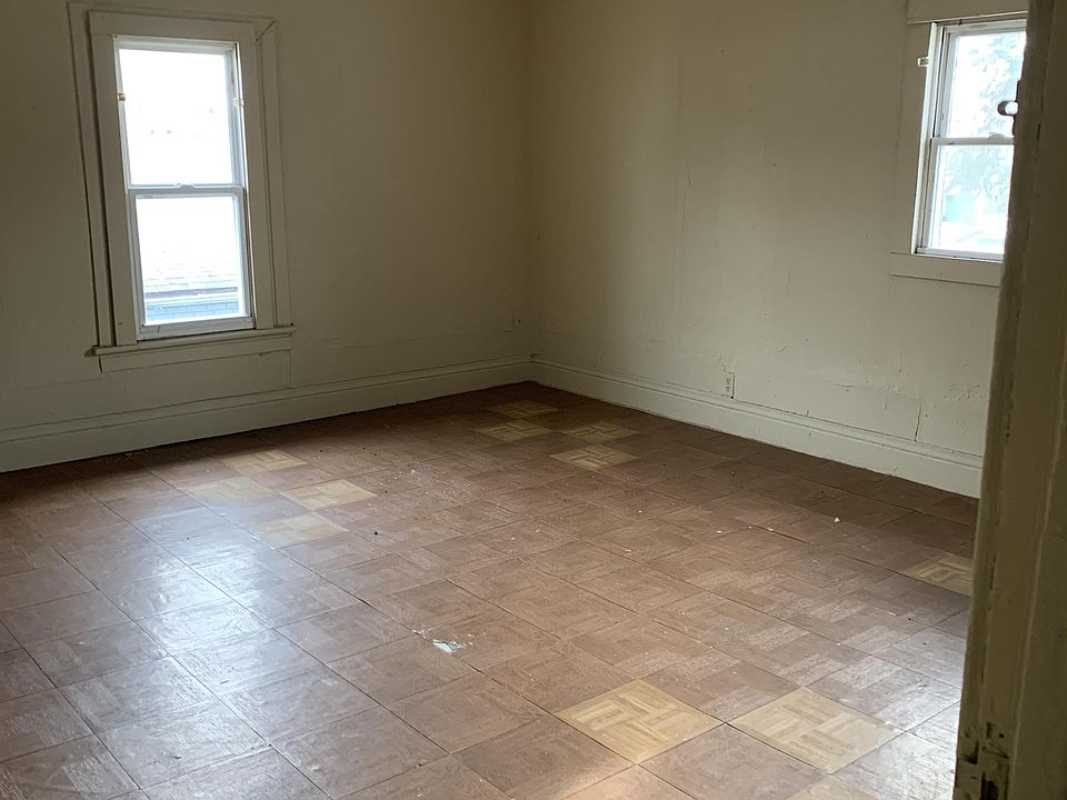 2nd image of 604 1/2 W Marion St