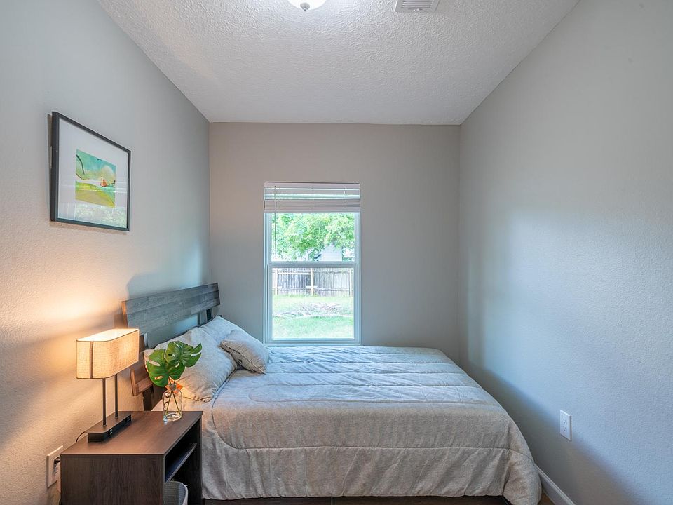 Not shown new TV and desk recently installed!