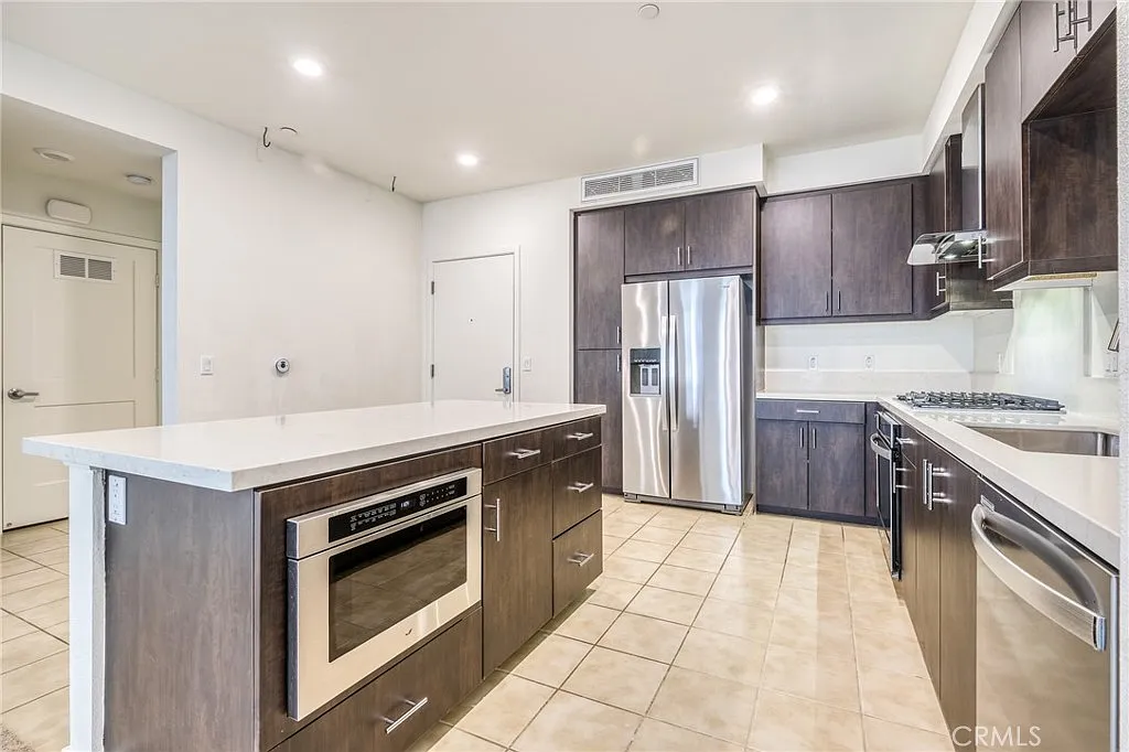 2 bed, 1088 sqft, $3,900 — Photo 1