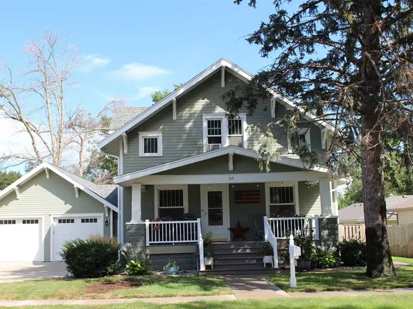 317 4th St NE, Orange City, IA 51041