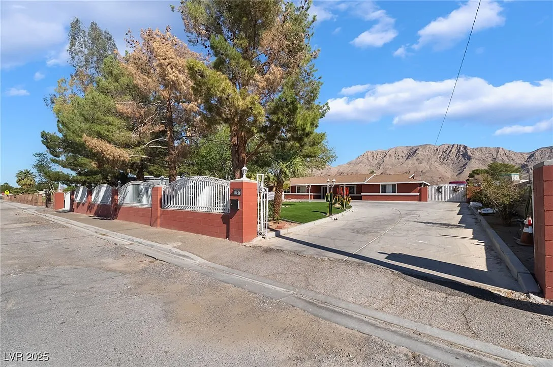 4 bed, 2.0 bath, 2375 sqft, $3,500 — Photo 3