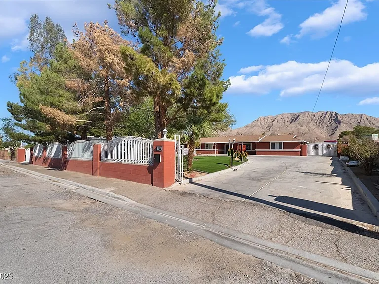 724 N Fogg St — Photo 3